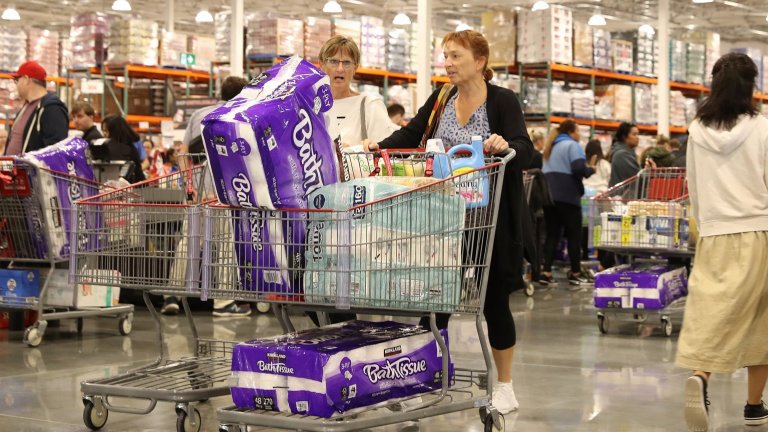 Тоалетната хартия се превърна в символ на презапасяването за пандемията. Как влияе всичко това на бизнеса?