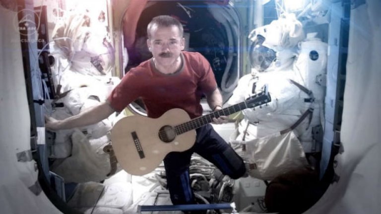 Space Oddity звучи много добре и в изпълнение на Крис Хедфийлд