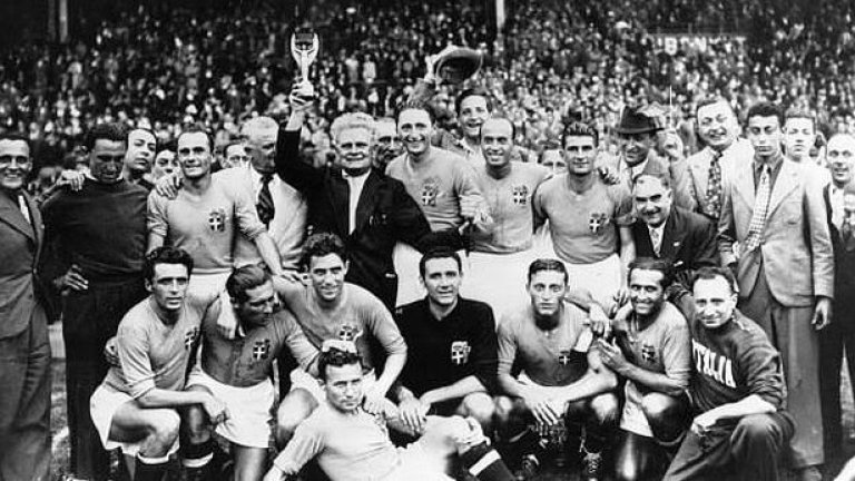 Първата световна титла на Италя през 1934 г. съвпадна с пет поредни титли на Ювентус, а сеньор Виторио Поцо викна в националния отбор цели девет играчи на торинския гранд