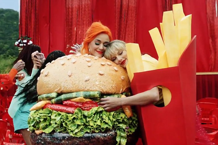 Песента на помирението You Need to Calm Down, в която Суифт показа, че Пери е бургерът към нейните картофки.