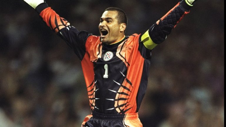 Хосе Луис Чилаверт (Парагвай).
Другият лидер на споменатия вече парагвайски тим, който сякаш винаги се класираше за Мондиалите. Вратарят, който биеше фаулове и за малко да вкара на България на световното през 1998-а, игра три пъти на Копа Америка през 90-те, но без успех. Легенда на футбола в Южна Америка, луд и атрактивен и днес, когато е тв коментатор.