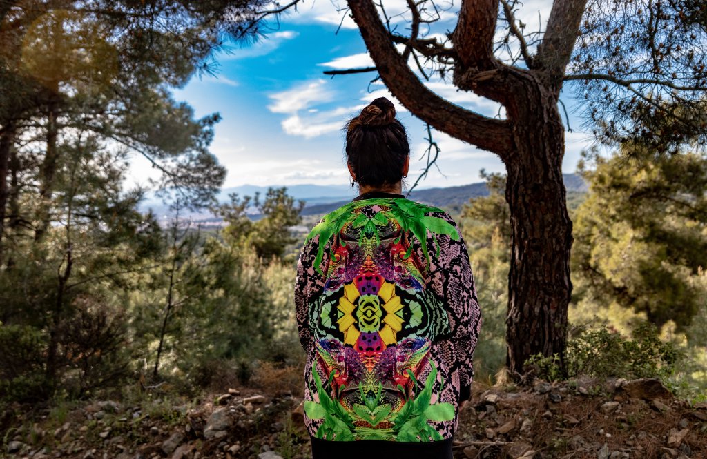 Пачуърк 
Ако се питате какво е, обясняваме го образно така - ако дрехата ви напомня на пъстър юрган, значи сте в тренда. Всъщност това е вид ръкоделие, което представлява пришиване на отделни парчета плат от различни материи и цветове. Навлиза в домовете през 12-13-и век, налага се като тенденция през 19-и, за да дойде отново на мода през есента на 2020 г. 
 
Не говорим непременно за прекалено шарени пришивки, може и да са просто няколко парчета върху дънките. Вече видяхме дизайнери като Alexander McQueen да залагат смело на това както върху палта, така и върху поли, ризи и рокли.