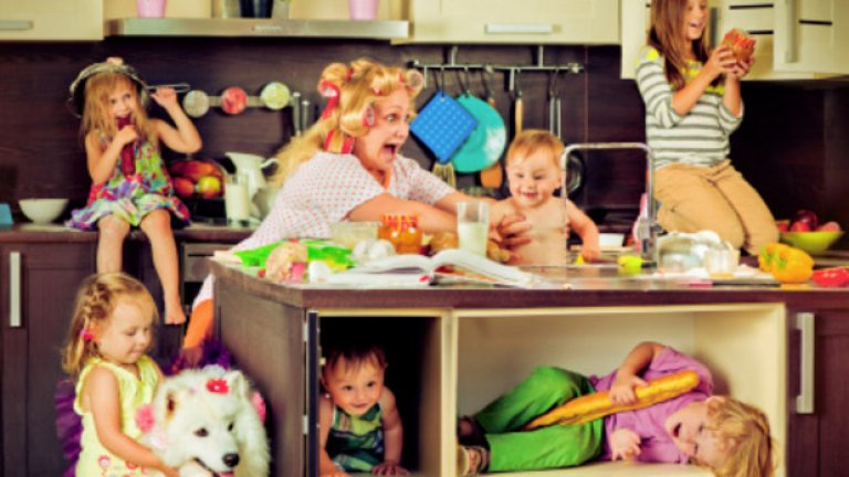 Съвременната жена е като швейцарско ножче - многофункционална, лъскава, винаги под ръка, но задължително носеща духа на традицията. Или поне това се очаква от нея.