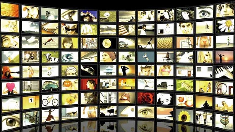 Мултиплексите са мрежови оператори, които трябва да разпространяват тв програми по цифров път след спирането на аналоговата телевизия през 2015 г. Чрез тях българите ще получават безплатно 40 до 60 тв програми