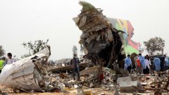 Само едно холандче оцеля, след като самолет на Африканските авиолинии се разби на международното летище в либийската столица Триполи