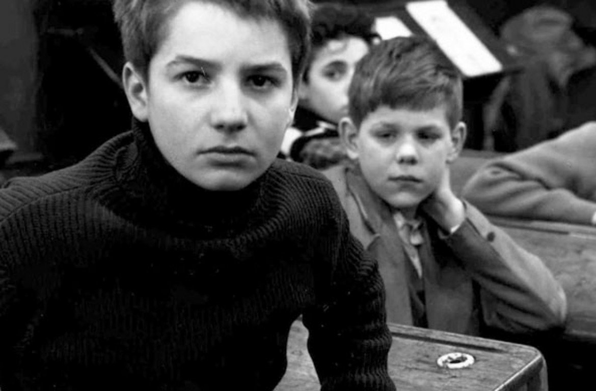 8. The 400 Blows / "400-те удара" (Франсоа Трюфо, 1959 г.) - френски
Един филм за младежкия гняв и неразбирането, което може да те убие отвътре. В центъра на историята е Антоан - момче в предтийнейджърската възраст, което търси себе си, заобиколено от неразбиране и студенина както в училище, така и у дома. 