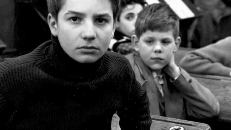 8. The 400 Blows / "400-те удара" (Франсоа Трюфо, 1959 г.) - френски
Един филм за младежкия гняв и неразбирането, което може да те убие отвътре. В центъра на историята е Антоан - момче в предтийнейджърската възраст, което търси себе си, заобиколено от неразбиране и студенина както в училище, така и у дома. 