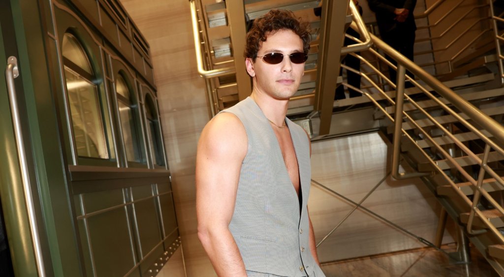 Купър Кох

29-годишният Купър, който доби широка популярност с ролята си в Monsters: The Lyle and Erik Menendez Story, бързо намери мястото си под прожекторите. Неоспоримата му привлекателност го изстреля в предните редици на модния свят, като малко след пробива си той подписа рекламен договор с Calvin Klein.