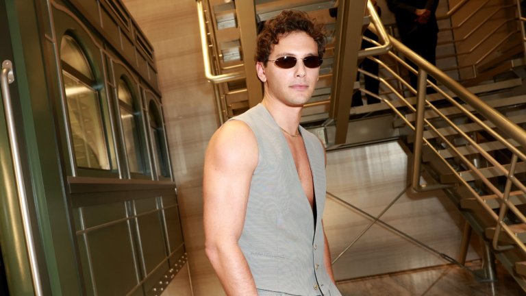 Купър Кох

29-годишният Купър, който доби широка популярност с ролята си в Monsters: The Lyle and Erik Menendez Story, бързо намери мястото си под прожекторите. Неоспоримата му привлекателност го изстреля в предните редици на модния свят, като малко след пробива си той подписа рекламен договор с Calvin Klein.