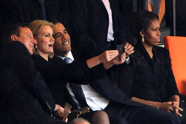 Американският президент Барак Обама нямаше как да избяга от тренда, но съпругата му Мишел очевидно не намира селфитата за нещо твърде забавно