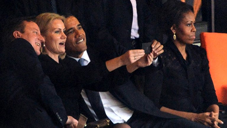 Селфито на Барак Обама, Дейвид Камерън и премиера на Дания Хеле Торнинг-Шмит по време на погребението на Нелсън Мандела предизвика международен скандал.