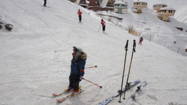 Дете на ски в курорта Шемшак, Иран. Шемшак е вторият по големина ски курорт в Иран, основан през 1958 година. Разположен е в планините Алборз, близо до връх Дамаванд и от години е международен ски център