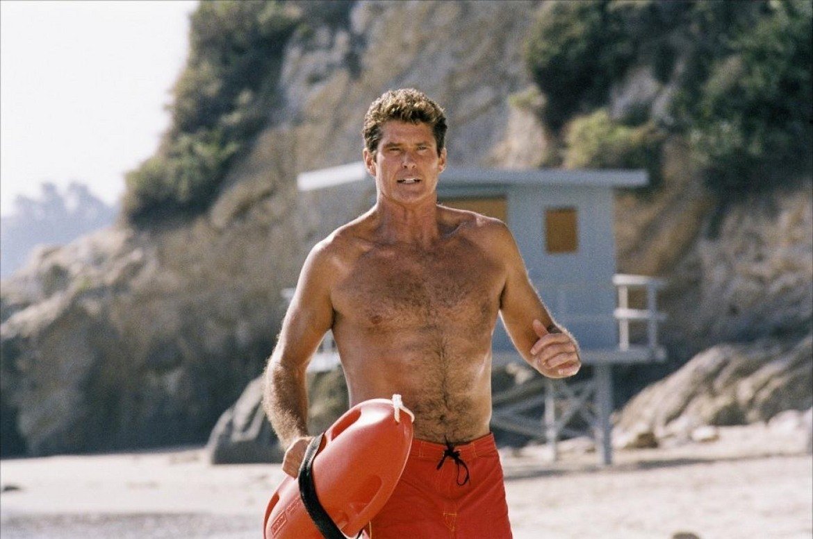Baywatch

По едно време Дуейн Джонсън - Скалата заслужено имаше славата на актьор, който може да съживява позавехнали франчайзи - като например "Бързи и яростни" и "Джуманджи". Със "Спасители на плажа" обаче не се получи. Факт е, че оригиналният сериал с Дейвид Хаселхоф в един момент може и да е бил най-гледаното шоу в света, оцелявайки цели 11 сезона. Концепцията за спасителите на плажа, които се занимават с по-опасни и сложни задачи, отколкото постът им предполага, към последните сезони обаче е твърде изтъркана.