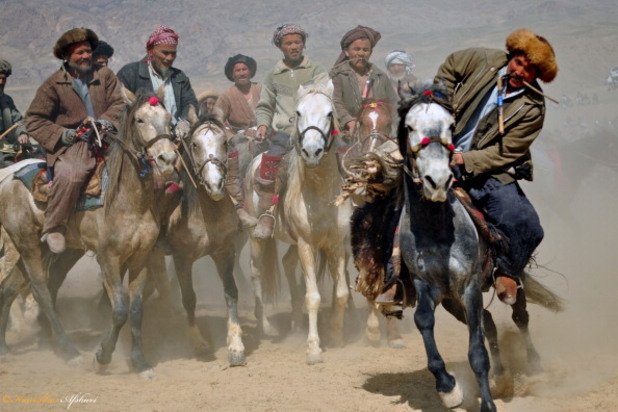 Бузкаши Това е традиционен спорт в Централна Азия, при който мъже на коне трябва да „отбележат гол” с коза. Преди състезанието е продължавало с дни, но в по-модерните времена и този спорт е ограничен във времето.