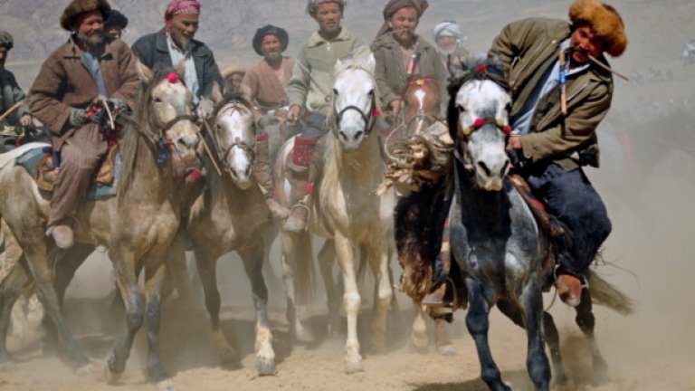 Бузкаши Това е традиционен спорт в Централна Азия, при който мъже на коне трябва да „отбележат гол” с коза. Преди състезанието е продължавало с дни, но в по-модерните времена и този спорт е ограничен във времето.