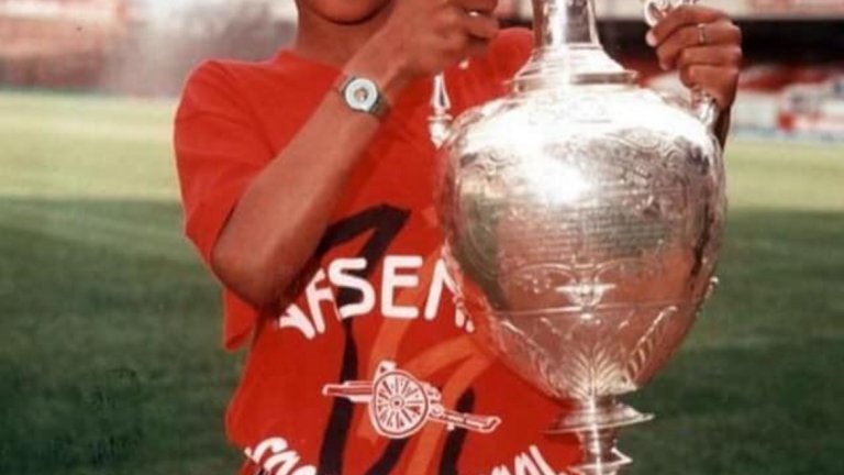 Малкият Ашли Коул гордо позира с шампионската титла на любимия си Арсенал на „Хайбъри“ в началото на 90-те. След това обаче заби нож в гърба на „артилеристите“ и премина в градския съперник Челси.