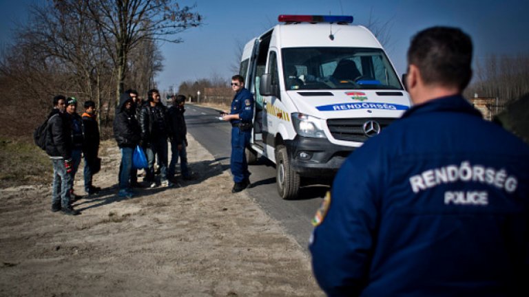 Унгария започна да строи по границата си ограда от бодлива тел, с цел да не допуска преминаването на имигранти