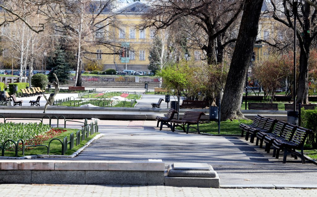 Градската градина в София също остана безлюдна, въпреки упорството на някои сънародници да спазват мерките за социална дистанция. Снимка от 6 април.