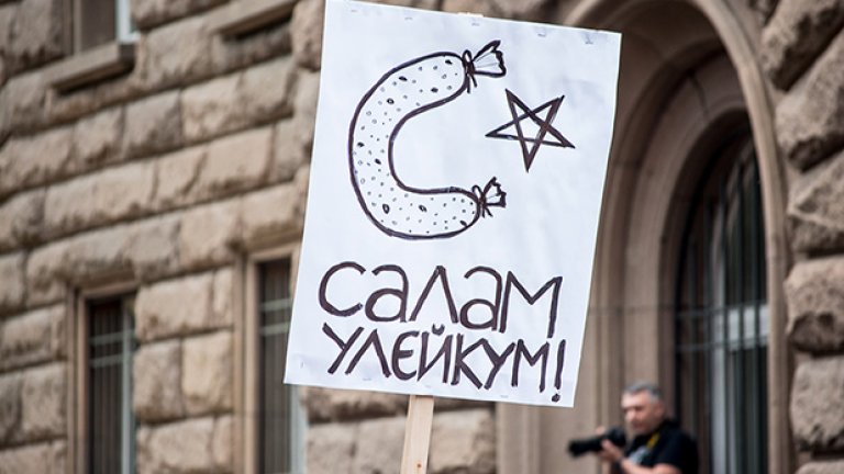 Граждани бият прасета