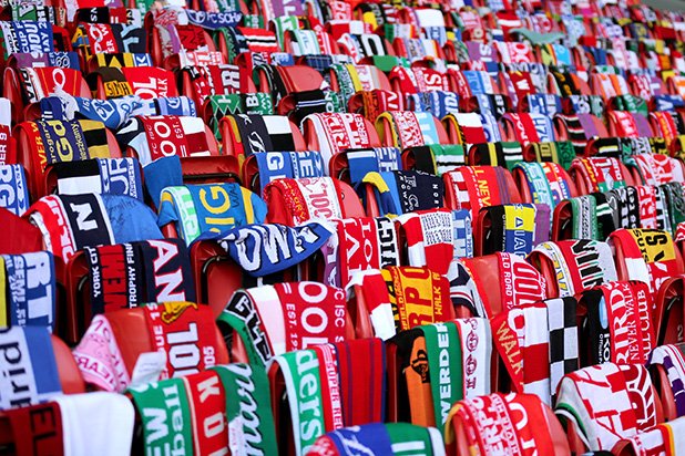 Над 3200 шалчета се получиха по пощата в Ливърпул, за да бъде изписано с тях 96 на терена. Призивът стигна до стотици фенове на отбори от цял свят.