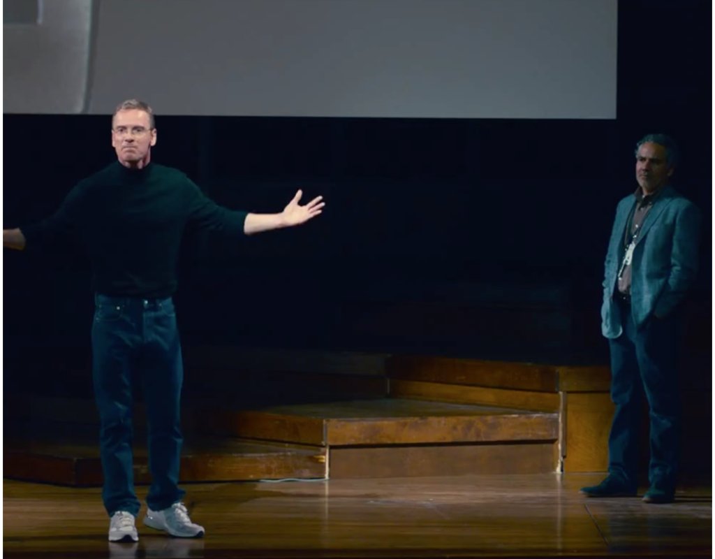 Стив Джобс 
Както вече казахме Майкъл Фасбендър е влязъл в серия от добро кино. Говори се, че „Стив Джобс“ е заглавието, което ще му връчи така желания „Оскар“. Ние не можем да кажем на 100% дали това ще е заслужено или не, но разчитайки на екипа зад