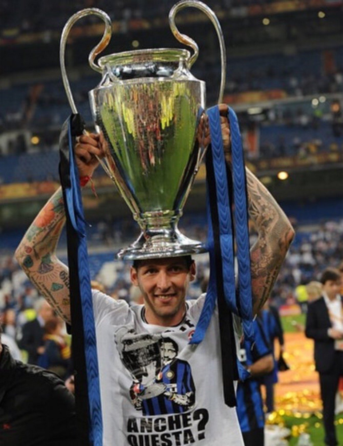 Щастливият Марко Матераци след спечелването на Шампионската лига през 2010 г. И до днес Интер си остава единственият италиански отбор с требъл – титла, купа и Шампионска лига в един сезон.