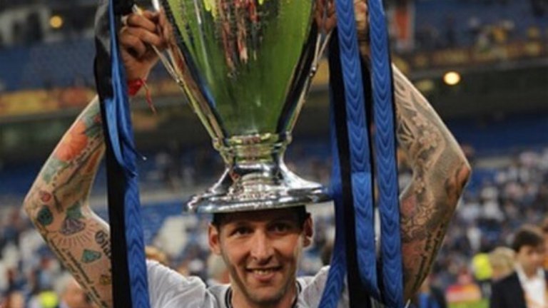Щастливият Марко Матераци след спечелването на Шампионската лига през 2010 г. И до днес Интер си остава единственият италиански отбор с требъл – титла, купа и Шампионска лига в един сезон.