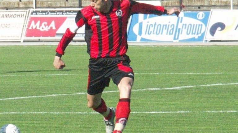 Калоян Караджинов
Откритият късно за футбола Караджинов стигна до Далиан Шиде през 2008 г.