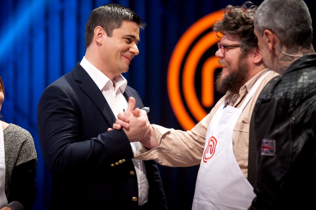 Шеф Виктор Ангелов поздравява Събин за постиженията му в MasterChef