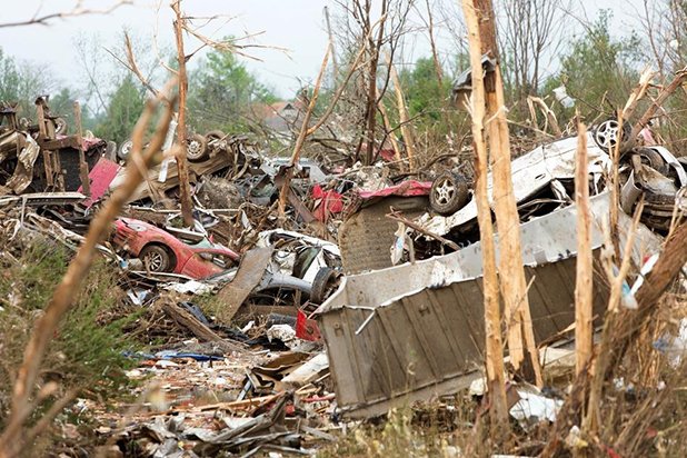 През 2011 г. торнадо премина по същия маршрут, по който това в неделя и взе четири жертви