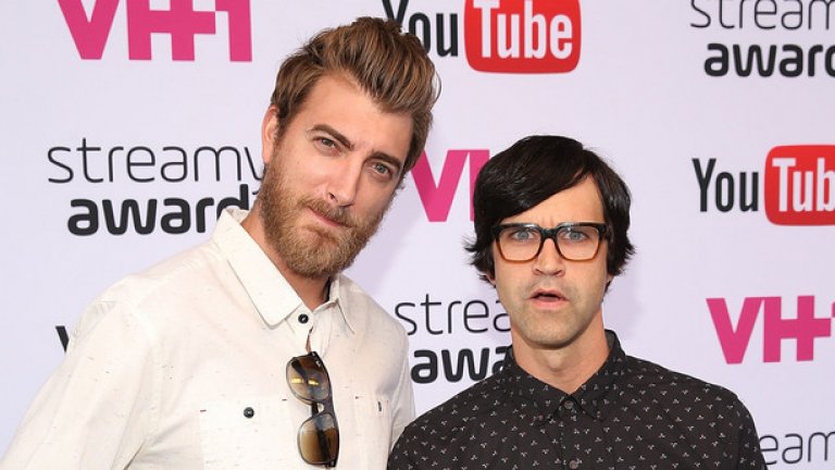 Rhett & Link: $4.5 млн.
Рет Маклафлин и Чарлз Линкълн Нийл са били колеги инженери, преди да започнат своята кариера на комедианти в един малко по-късен етап от живота си (и двамата са в края на 30-те). Те са известни с Good Mythical Morning, нещо като пародия на телевизионните сутрешни блокове. Близо половината от приходите им идват от спонсорски сделки – правили са спонсорирани клипове за марки като Gillette, Wendy’s и Toyota.