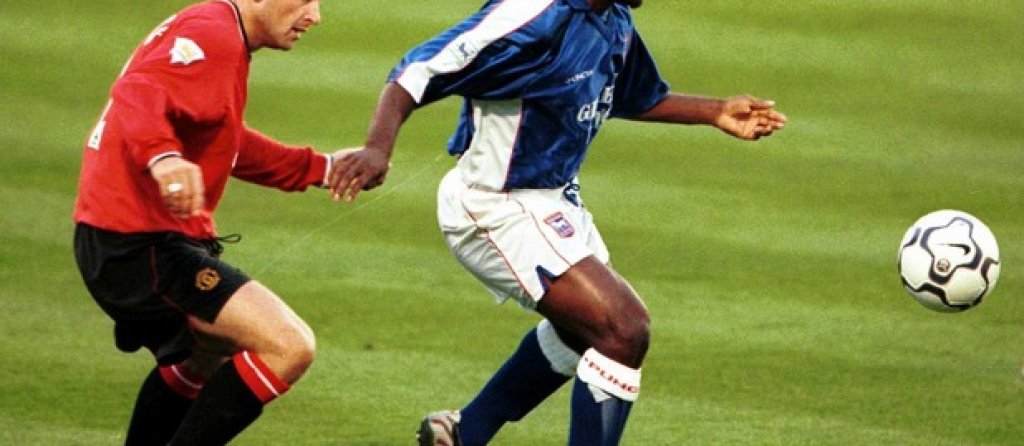 Полузащитник: Рони Уолуърк (Манчестър Юнайтед)
Благодарение на контузии на ключови играчи, постоянната резерва изигра 12 мача през сезон 2000/01 за „червените дяволи“ и успя да си спечели златен медал.