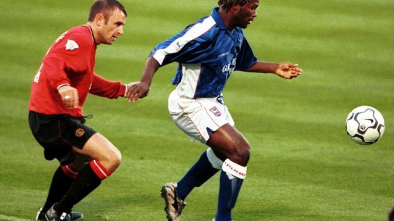 Полузащитник: Рони Уолуърк (Манчестър Юнайтед)
Благодарение на контузии на ключови играчи, постоянната резерва изигра 12 мача през сезон 2000/01 за „червените дяволи“ и успя да си спечели златен медал. 