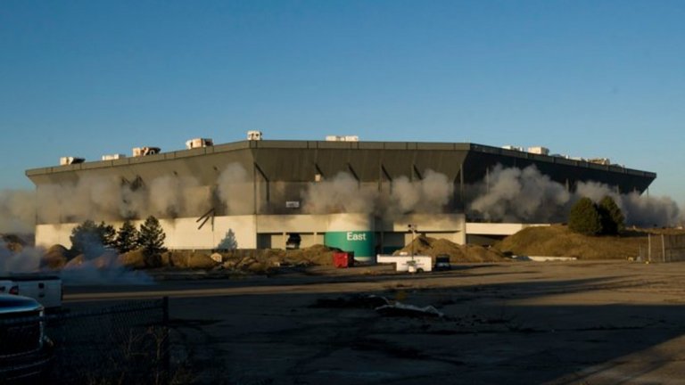 "Силвърдоум" бе първият напълно покрит стадион в НФЛ, а през 1994-а затвори покрива си и за два мача от групите на Мондиал 94.
