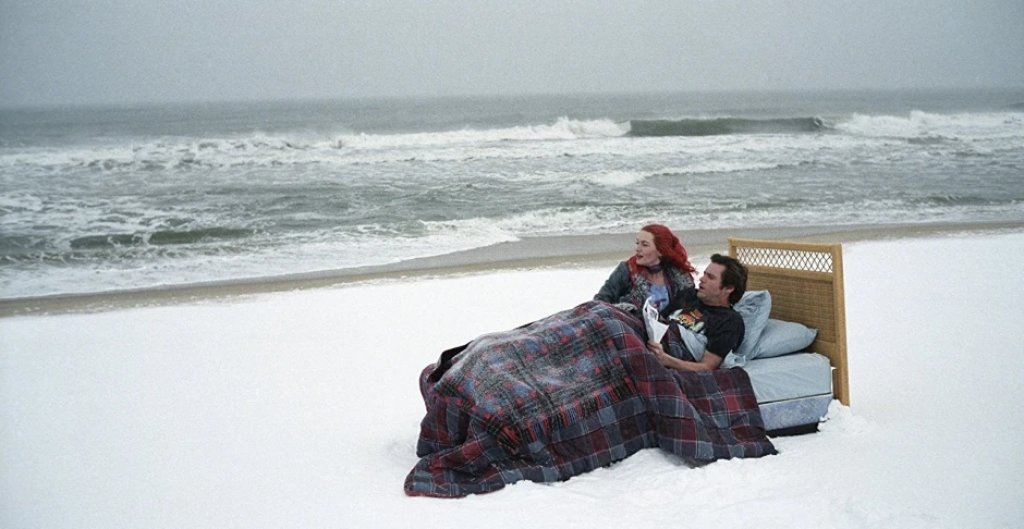 7. “Блясъкът на чистия ум” (2004 г.) реж. Мишел Гондри
Филмът разказва за двойка, която се подлага на процедура за изтриване на спомените си един от друг, но осъзнава, че някои чувства не могат да бъдат забравени.