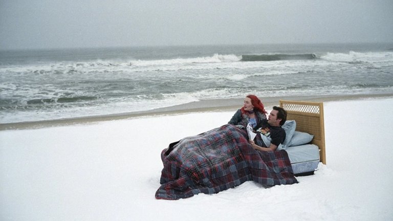 7. “Блясъкът на чистия ум” (2004 г.) реж. Мишел Гондри
Филмът разказва за двойка, която се подлага на процедура за изтриване на спомените си един от друг, но осъзнава, че някои чувства не могат да бъдат забравени.