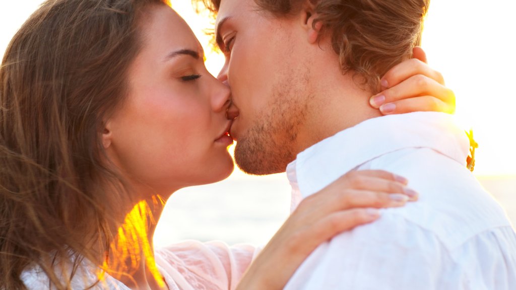 Целувката е „еволюционна загадка“