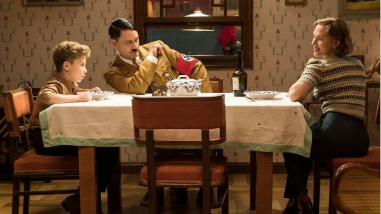 Режисьорът Тайка Уайтити минава и пред камера в ролята на въображаемия приятел на Джоджо - Адолф Хитлер - смешен, непохватен, надут и уж мъдър фюрер, който иска от 10-годишното момче да бъде възможно най-добрия нацист.