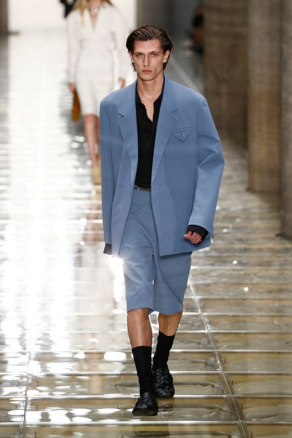 Тази година те са част от бизнес визията, която дизайнерите за поредна година разчупват. 
На снимката: модел на Bottega Veneta