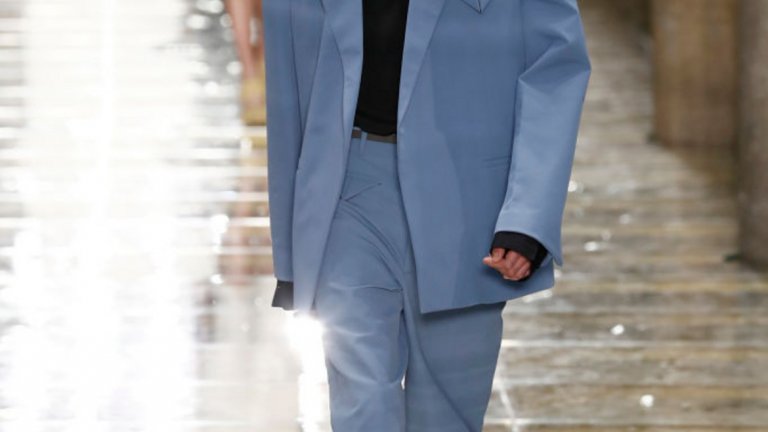 Тази година те са част от бизнес визията, която дизайнерите за поредна година разчупват. 
На снимката: модел на Bottega Veneta