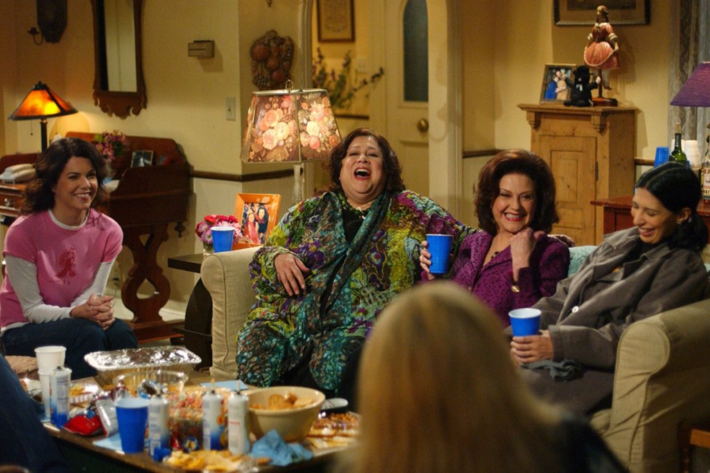 "Момичетата Гилмор" (Gilmore Girls)
Сезони: 7
Епизоди: 153Ако говорим за семейни драми, това тук наистина е класика в жанра. След като тръгва на малък екран през 2000 г., сериалът за близките отношения между майка и дъщеря с 16 години разлика запазва място в телевизионната програма почти навсякъде (в България първо го купува БНТ, а след това GTV и Hallmark). През 2016 г. пък Netflix изненадаха феновете за Коледа с пускането на нов сезон 9 години след последния епизод, а ако сте пропуснали цялото вълнение около него, всички сезони стоят и ви чакат в стрийминг платформата.