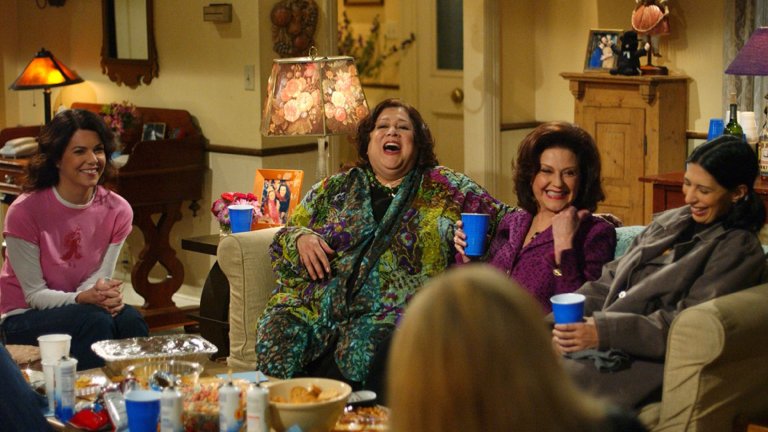 "Момичетата Гилмор" (Gilmore Girls)
Сезони: 7
Епизоди: 153Ако говорим за семейни драми, това тук наистина е класика в жанра. След като тръгва на малък екран през 2000 г., сериалът за близките отношения между майка и дъщеря с 16 години разлика запазва място в телевизионната програма почти навсякъде (в България първо го купува БНТ, а след това GTV и Hallmark). През 2016 г. пък Netflix изненадаха феновете за Коледа с пускането на нов сезон 9 години след последния епизод, а ако сте пропуснали цялото вълнение около него, всички сезони стоят и ви чакат в стрийминг платформата.