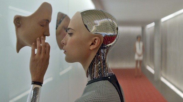 Ава, "Ex Machina" (2014 г.)

Филмът на Алекс Гарланд е по-нов, но отново засяга темата за опасността, която роботите представляват. В случая става дума за андроид, чието поведение е дотолкова човешко, че можеш да се влюбиш в него (това да ползваш лицето на Алисия Викандер е хитър ход). Но зад ангелското лице се крият задни помисли, които не изключват това да бъде наранен човек (и не, под наранен нямаме предвид да разбиеш сърцето на влюбения). Ex Machina е поредното предупреждение за света, в който живеем и това колко сериозно може да го промени някой учен с твърде много фантазия и свободно време.