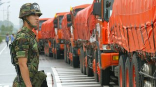 Докато режимът в Пхенян прави пищни военни паради и тестове на ракети
