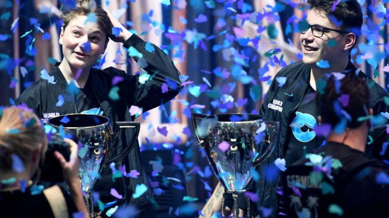 Един от победителите в отборния финал на Fortnite е Емил Бергквист Педерсен - на 16 г., родом от Норвегия. Освен купата той ще прибере и 1,5 милиона долара от наградния фонд. 