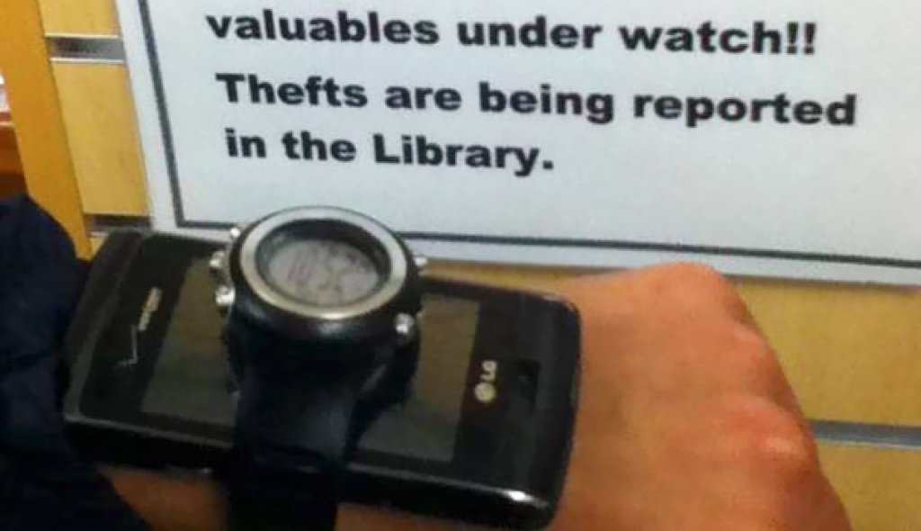 Пазете айфоните и ценните си вещи под наблюдение. Буквалният превод на Under watch е под часовник