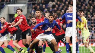 Боричкането при корнери убива красотата на футбола. Не е ли време за промени в правилата?