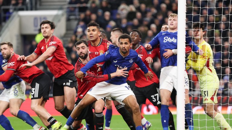 Боричкането при корнери убива красотата на футбола. Не е ли време за промени в правилата?