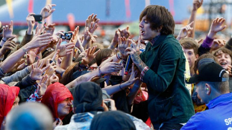 Безкомпромисната шефилдска рок група Bring Me the Horizon направи успешен албум благодарение на PledgeMusic