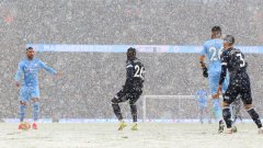 Снежна победа изравни Сити с Челси на върха
